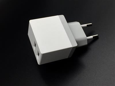 ALIMENTATORE CARICABATTERIE BIANCO 2,4A CON 2 PORTE USB ONLYTOP